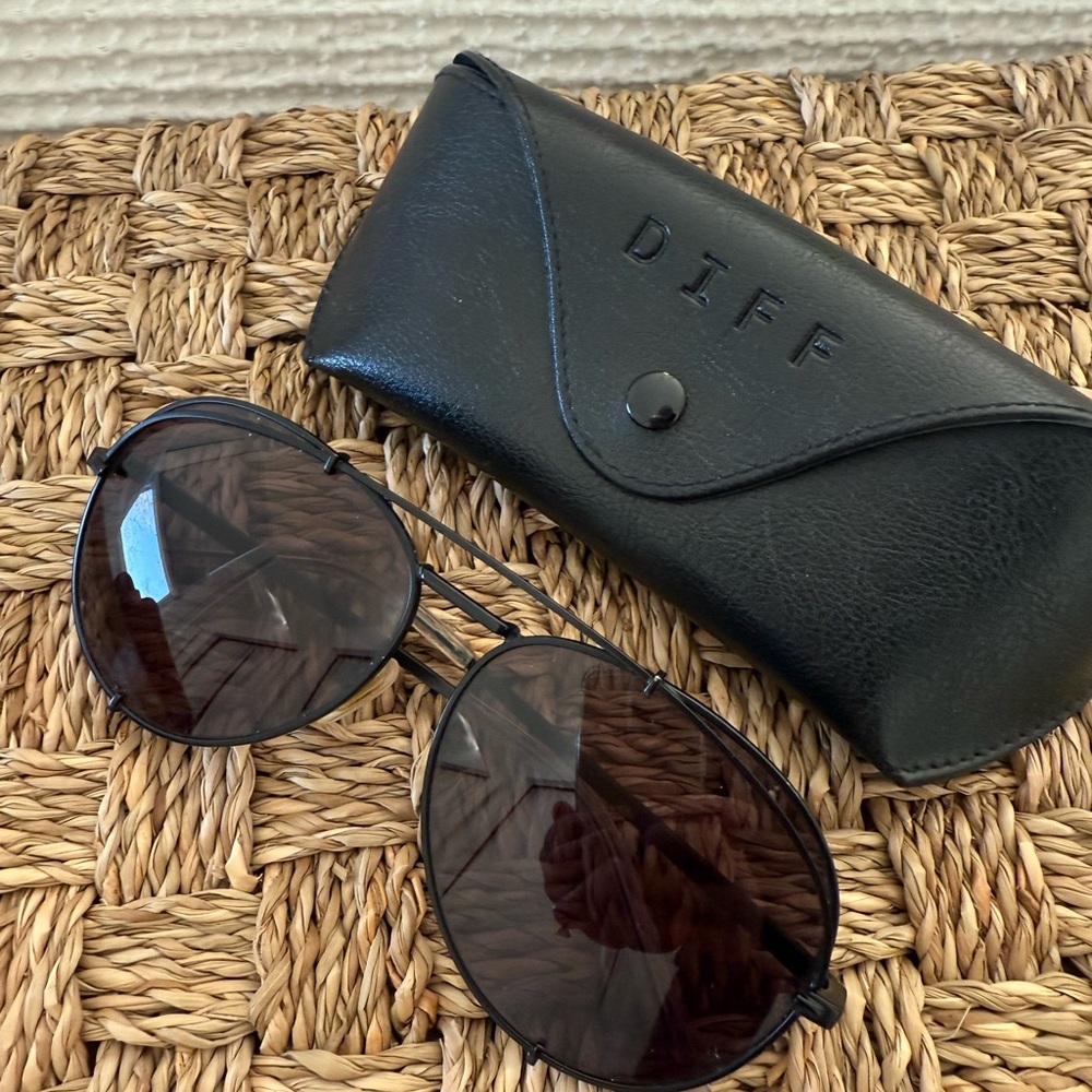 Black oversized Diff Sunglasses